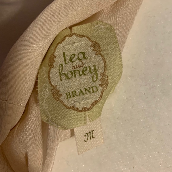 Tea and Honey Silk floral top - Picture 6 of 6